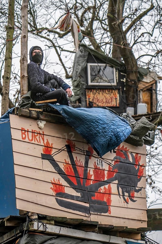 2nd day of the clearing of the hamlet Lützerath, by the police, of tree houses and huts, of climate activists, at the opencast lignite mine Garzweiler 2, Erkelenz, North Rhine-Westphalia, Germany, Europe