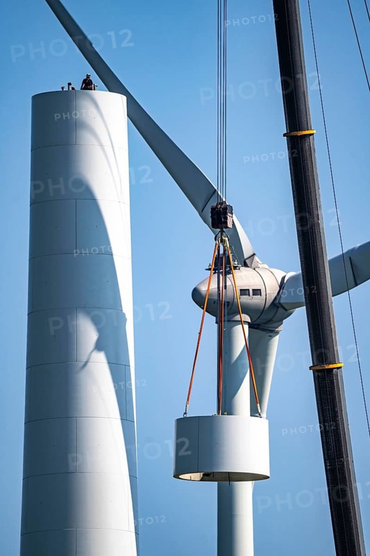New construction of four Enercon E-160 turbines, repowering of a wind farm near Issum, construction of the tower, 9 older wind turbines from the manufacturer Enercon (E-58 model series) are dismantled, which have been in operation for over two decades, with a total output of 22 megawatts replaced, Lower Rhine, North Rhine-Westphalia, Germany, Europe