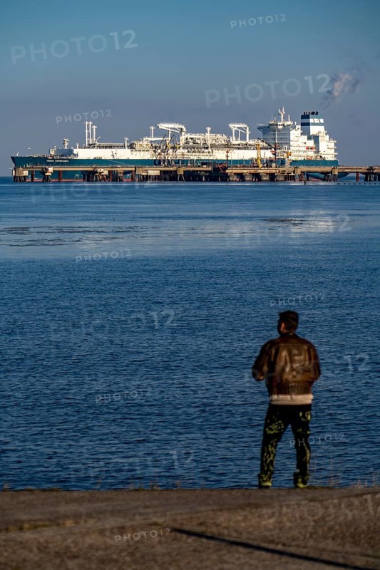 The Höegh Esperanza, an LNG storage and vaporisation vessel, is moored at the LNG terminal near Wilhelmshaven, converting the liquefied natural gas, LNG, delivered on ships into gas and storing it in the natural gas grid, Lower Saxony, Germany, Europe