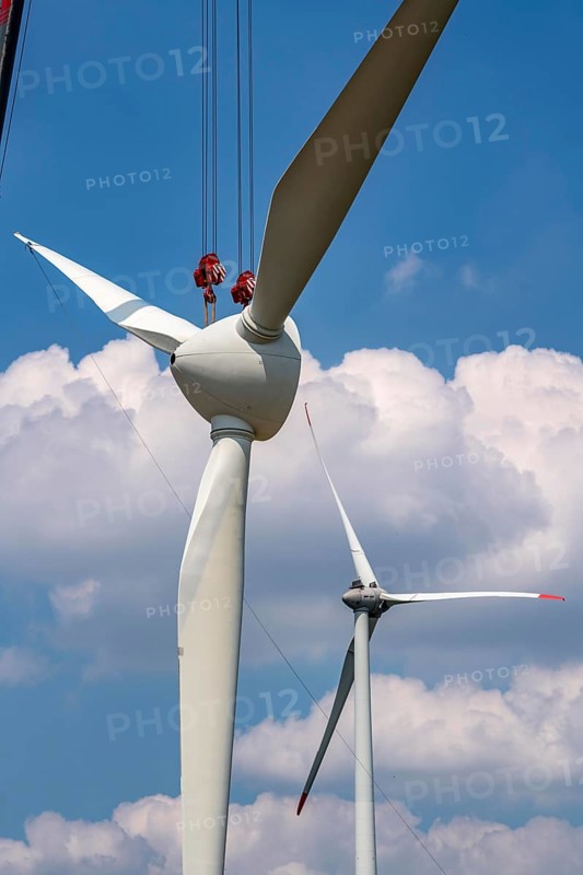 Repowering of a wind farm near Issum, 9 older wind turbines from the manufacturer Enercon (model series E-58) will be dismantled, which have been in operation for over two decades, will be replaced by a total of four Enercon E-160 turbines, under construction, with a total output of 22 megawatts, Lower Rhine, North Rhine-Westphalia, Germany, Europe