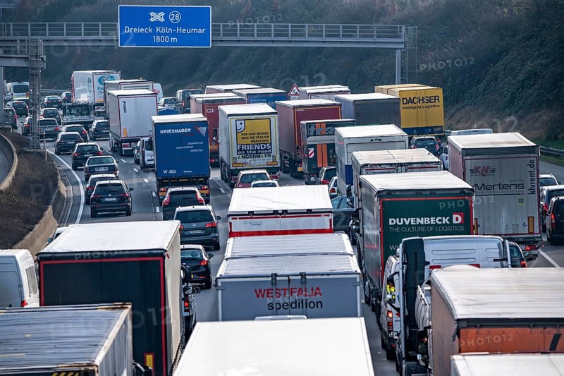 Traffic jam on the A3 motorway, at the Köln-Ost junction, heading south, four lanes jammed with cars and many trucks, over 8 kilometres in total, Cologne, North Rhine-Westphalia, Germany, Europe