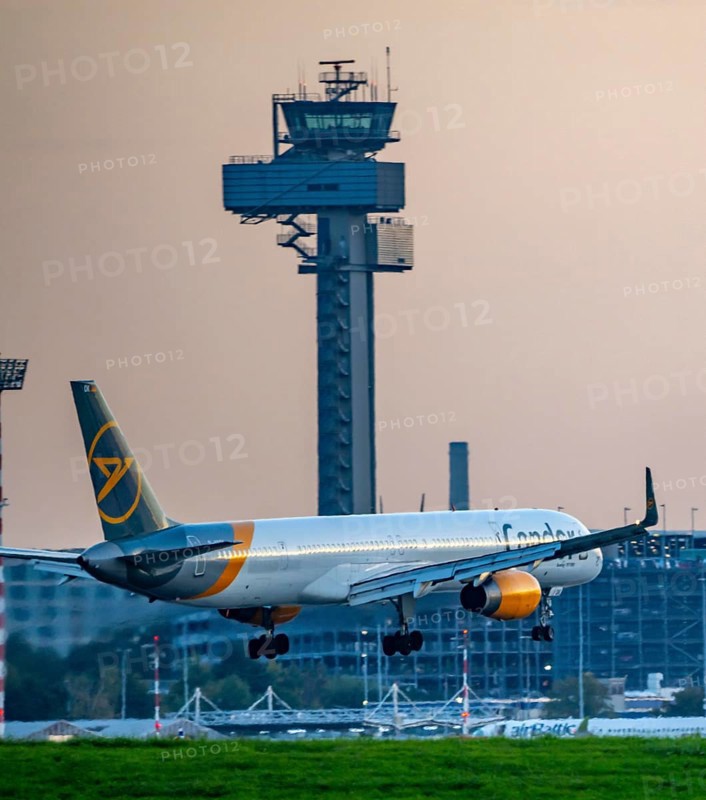 Düsseldorf International Airport, landing of a Condor Boeing 757-300, south, 05R/23L, air traffic control tower, North Rhine-Westphalia, Germany, Europe