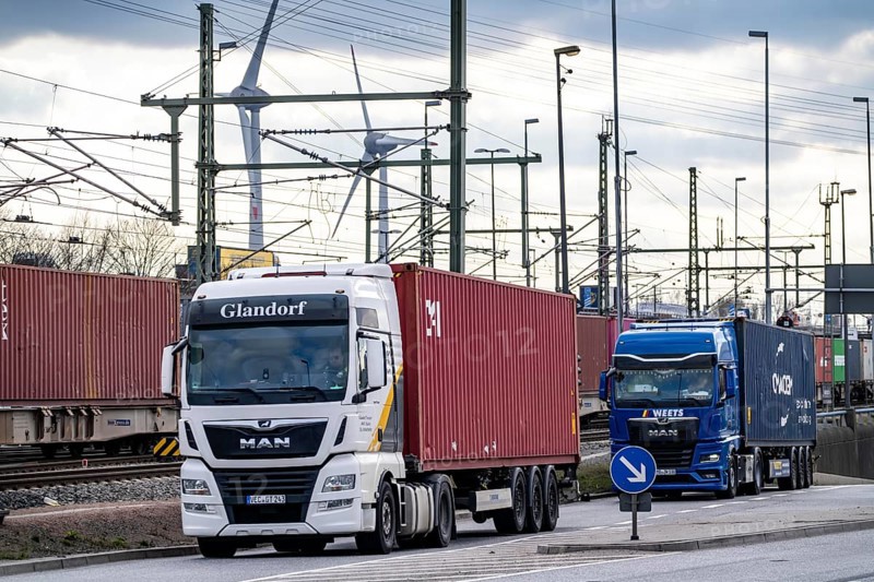 Port of Hamburg, container handling, railway line at Container Terminal Burchardkai, transport by rail and road, from and to the port, Hamburg Germany