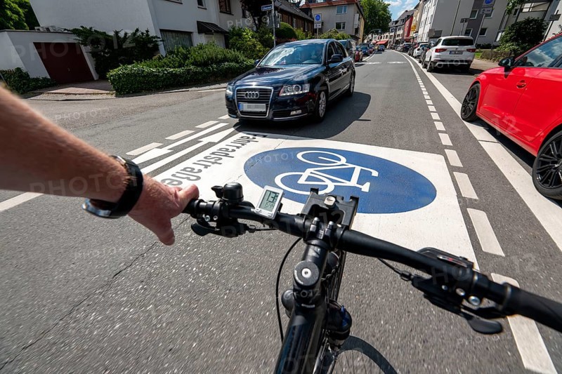 Bicycle road, cyclists have priority over car traffic, new cycle routes through Essen, here in the Rüttenscheid district, Kahrstrasse, part of the requirements of the clean air plan, against driving bans, Essen, North Rhine-Westphalia, Germany, Europe