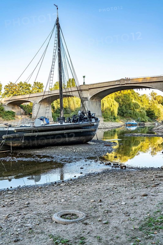 The Rhine at extremely low water, near Bad Honnef Rhöndorf, below the Drachenfels, the historic Rhine ship, Aalschokker Aranka, in the Old Rhine arm, on the island of Grafenwerth, Grafenwerth Bridge, dry Rhine bank, North Rhine-Westphalia, Germany, Europe