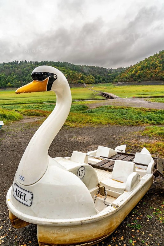 The Edersee, near Waldeck, the third largest reservoir in Germany, is currently only 13% full, the lake was last full in May 2022, dried out due to lack of rain, boat hire on dry land, near Asel-Süd, Asel bridge, the lake shore and the lake bed is overgrown with fresh grass, Hesse, Germany, Europe