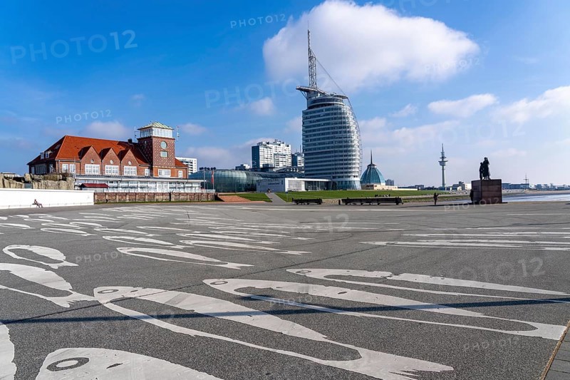 Skyline of Bremerhaven, Atlantic Sail City Hotel skyscraper, front light Bremerhaven, a red and white striped lighthouse, at Willy-Brandt-Platz, at the Seebäderkaje, Strandhalle, Bremen, Germany, Europe