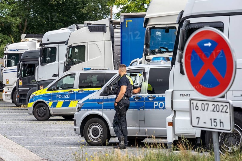 State-wide checks on motorway traffic in North Rhine-Westphalia, by police and customs, in particular the safety of motorhomes, caravans and bicycle racks was checked and the overloading of vehicles was checked, motorway rest area Hösel near Ratingen, A3, North Rhine-Westphalia, Germany, Europe