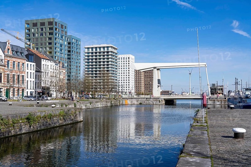 Kattendijkdok, harbour basin, with Lodenbrug bridge, old harbour district, Het Eilandje of Antwerp, formerly disreputable, dingy district, now modern, hip district, with lots of culture, living space, leisure, gastronomy, trendy district, Flanders, Belgium, Europe