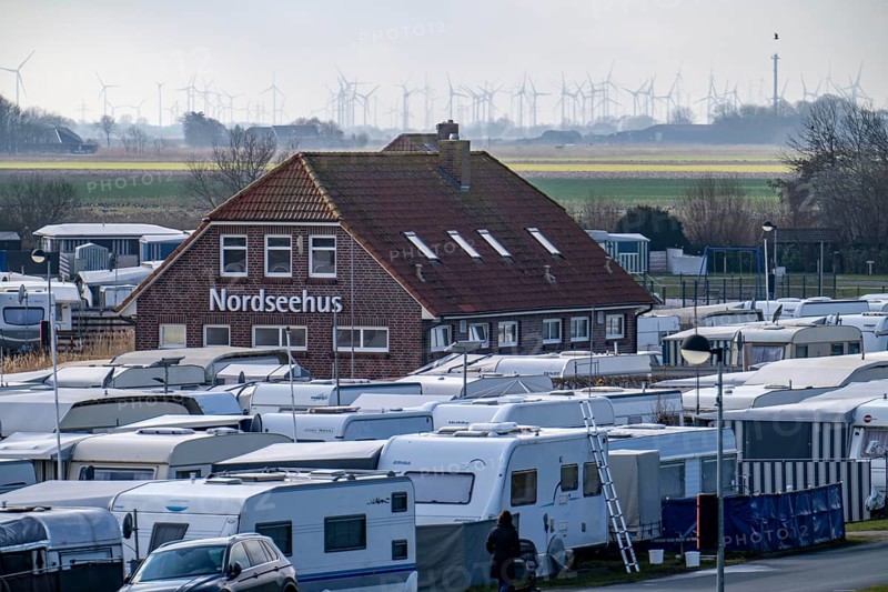 Campsite, pitch for caravans and motorhomes on the North Sea dyke, in Neuharlingersiel, Lower Saxony, Germany, Europe