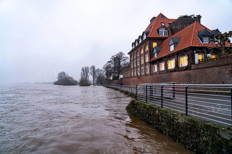 High water on the Rhine at Düsseldorf-Kaiserswerth, foggy weather, riverside paths and Rhine meadows are partly flooded, the Rhine ferry has stopped operating, initial restrictions on shipping apply, Düsseldorf, North Rhine-Westphalia, Germany, Europe