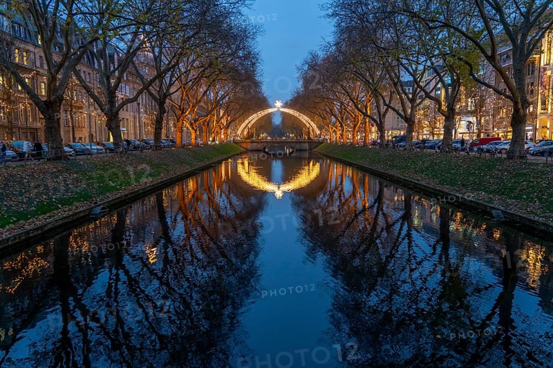 Königsallee, Kö, elegant shopping street in the city centre of Düsseldorf, arc of light over the city canal, Christmas time, North Rhine-Westphalia, Germany, Europe
