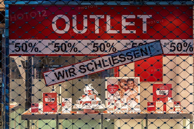 The city centre of Gelsenkirchen, pedestrian zone, Bahnhofstraße, during the Corona crisis, lockdown in January 2021, closed shops and restaurants, jewellery shop closes, shops closed, few passers-by, Gelsenkirchen, North Rhine-Westphalia, Germany, Europe