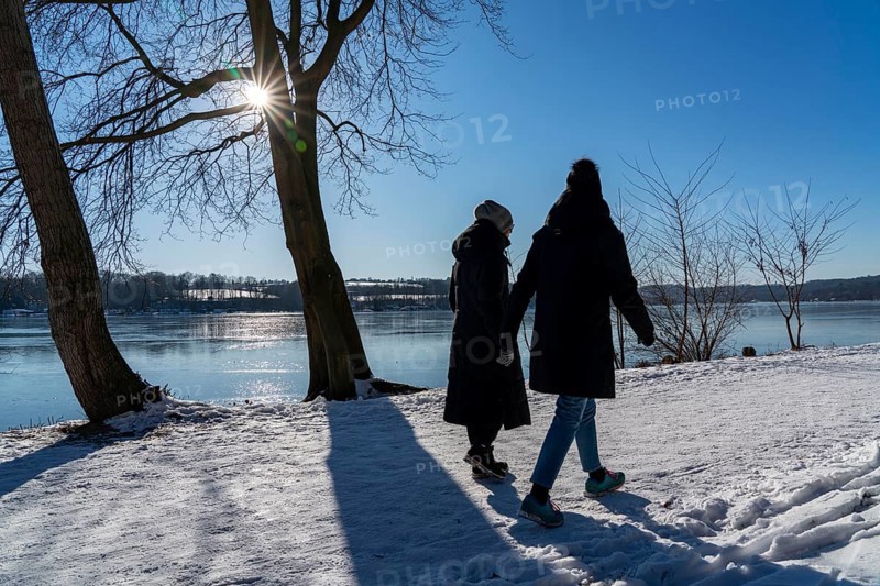 Winter in the Ruhr area, Lake Baldeney, snow-covered, partly frozen lake, walkers on the lakeside path, west bank, Essen, North Rhine-Westphalia, Germany, Europe