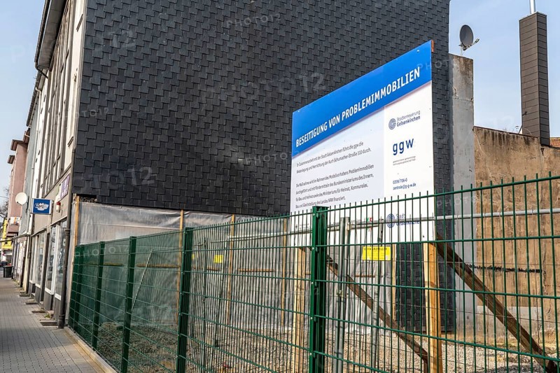 Problem property, a plot of land on Kurt-Schumacher-Straße in Gelsenkrichen-Schalke, the former building was acquired by the city, demolished and now redeveloped by the Gelsenkirchener Gemeinnützige Wohnungsbaugesellschaft, Gelsenkirchen, North Rhine-Westphalia, Germany, Europe