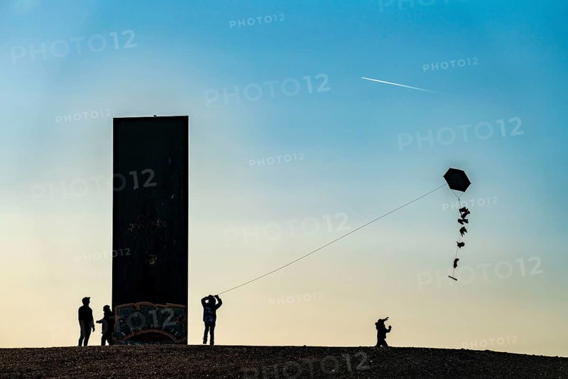 People flying a kite, sculpture by Richard Serra, Bramme for the Ruhr area on the Schurenbach spoil tip, Essen, Germany, Europe
