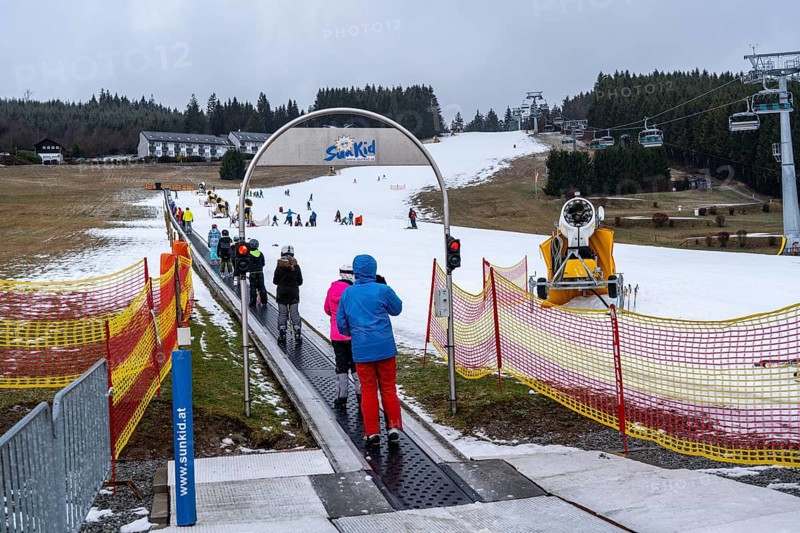 Conveyor belt ski lift, beginner ski resort Ritzhagen, operated with artificial snow, from snow cannons, Willingen, Sauerland, Hesse, Germany, Europe