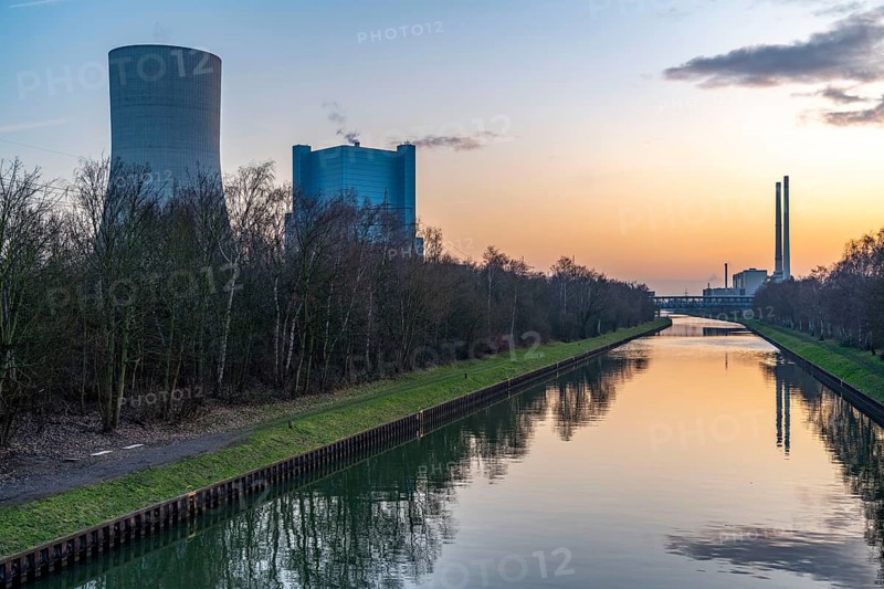 The Datteln 4 hard coal-fired power plant, operated by Uniper, on the Dormtund-Ems Canal, which is scheduled to go online in summer 2020 following the coal compromise, on the right, the decommissioned Datteln 1-3 power plant, Datteln, Germany, Europe