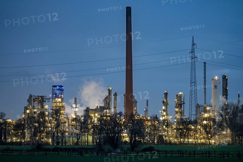 Ruhr oil refineries in Gelsenkirchen, Scholven, North Rhine-Westphalia, Germany, Europe