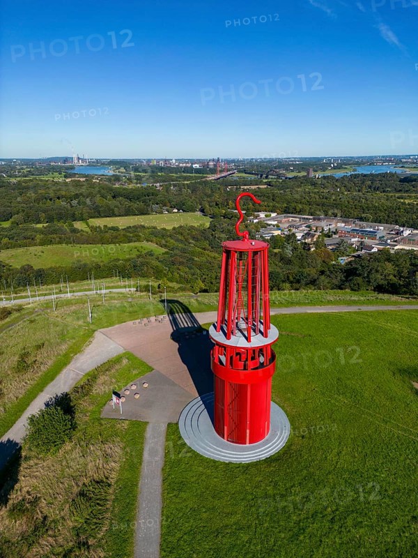 Rheinpreussen spoil tip in Mörs, spoil tip sign Das Geleucht, light installation, over the Rhine near Duisburg Bruckhausen, Marxloh, Thyssenkrupp Steel steelworks, blast furnaces, sintering plant, Duisburg, North Rhine-Westphalia, Germany, Europe
