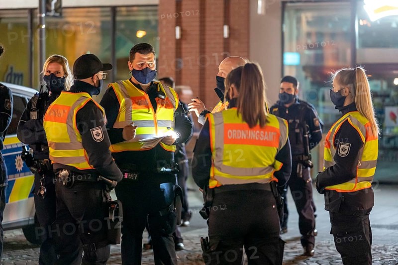Cooperation with the public order office and the police, checking whether the Corona rules are being observed, briefing, compulsory masks, group meeting, Südstadt, Chlodwig Platz in Cologne, North Rhine-Westphalia, Germany, Europe