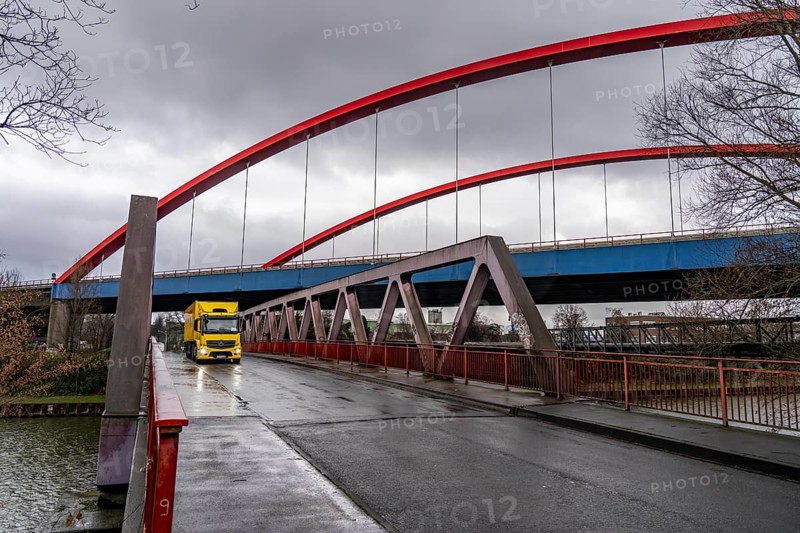 Dilapidated A42 motorway bridge (red arches) over the Rhine-Herne Canal, with massive structural damage, totally closed for the next few months, between the Bottrop-Süd and Essen-Nord junctions, probably for HGVs until a new bridge is built, inner-city canal bridge, Hafenstraße/Vogelheimer Straße, North Rhine-Westphalia, Germany, Europe