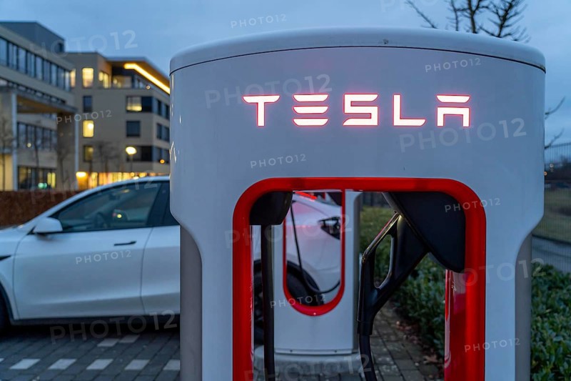 Tesla Supercharger Station, fast charging stations from Tesla, Paderborn, North Rhine-Westphalia, Germany, Europe