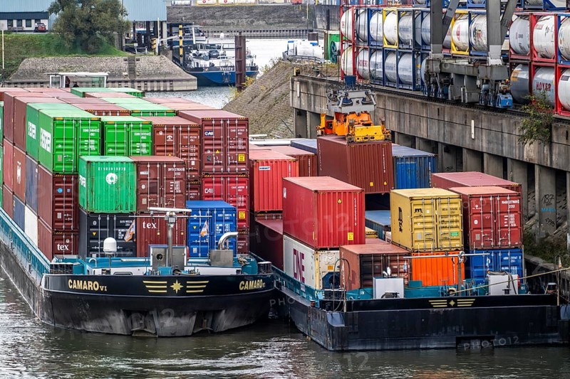 Port of Duisburg Ruhrort, Container freighter being loaded and unloaded at DeCeTe, Duisburg Container Terminal, Duisport, Duisburger Hafen AG, Duisburg, North Rhine-Westphalia, Germany, Europe