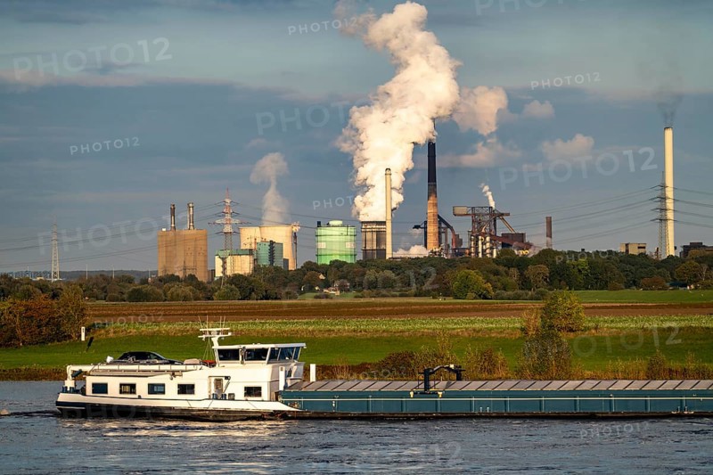 Hüttenwerke Krupp-Mannesmann, HKM in Duisburg-Hüttenheim, 2 blast furnaces, coking plant, quenching cloud, cargo ship on the Rhine, Rheinauen in Duisburg-Mündelheim, North Rhine-Westphalia, Germany, on the left the gas-fired power plant, cooling towers, Europe