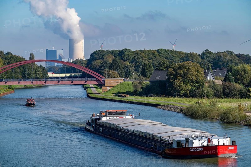Cargo ship on the Rhine-Herne Canal, at the water cross of the Emscher, bridge of Wartburgstraße, behind the UNIPER coal-fired power plant Datteln 4, Castrop-Rauxel, North Rhine-Westphalia, Germany, Europe