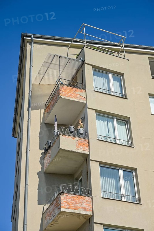 Defective new building, residential building, broken balcony, Berliner Straße, Bundesallee, Wilmersdorf, Charlottenburg-Wilmersdorf, Berlin, Germany, Europe