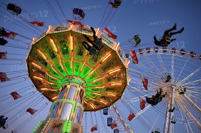 Ferris wheel, Europa Rad, chain carousel, Cannstatter Wellenflug, rides, movement, movement effect, Cannstatter Wasen, blue hour, folk festival, Bad Cannstatt, Stuttgart, Baden-Württemberg, Germany, Europe
