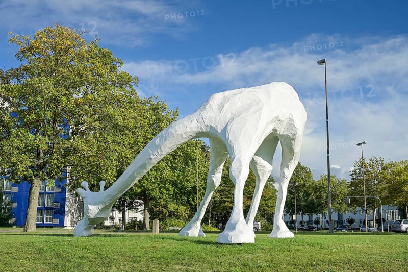 Giraffe by the artist Sina Heffner, art museum, Porschestraße, Wolfsburg, Lower Saxony, Germany, Europe