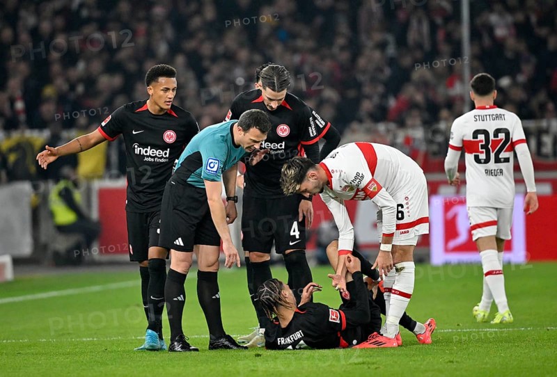 Atakan Karazor VfB Stuttgart (16) at Hugo Ekitike Eintracht Frankfurt SGE (11) injured Injury Tuta Eintracht Frankfurt SGE (35) Robin Koch Eintracht Frankfurt SGE (04) Referee Referee Felix Zwayer Fabian Rieder VfB Stuttgart (32) MHPArena, MHP Arena Stuttgart, Baden-Württemberg, Germany, Europe