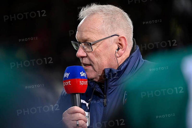CEO Holger Sanwald 1. FC Heidenheim 1846 FCH Portrait, in interview Microphone Micro Logo SKY Voith-Arena, Heidenheim, Baden-Württemberg, Germany, Europe