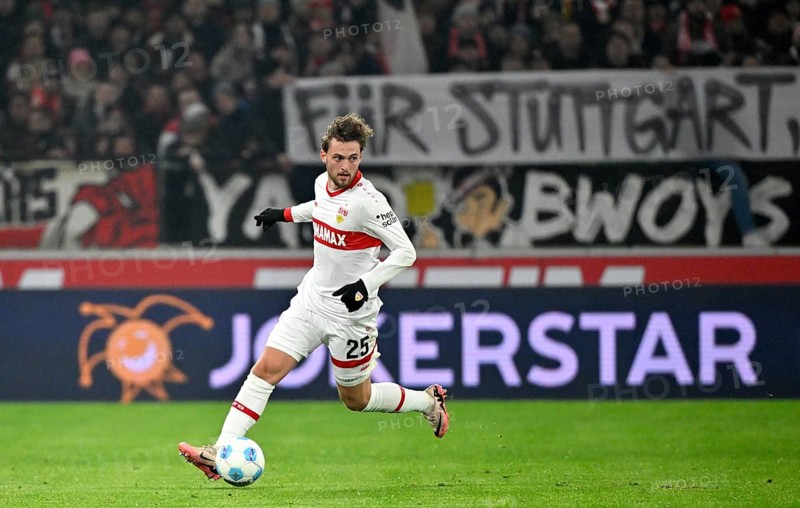 Jacob Bruun Larsen VfB Stuttgart (25) Action on the ball MHPArena, MHP Arena Stuttgart, Baden-Württemberg, Germany, Europe