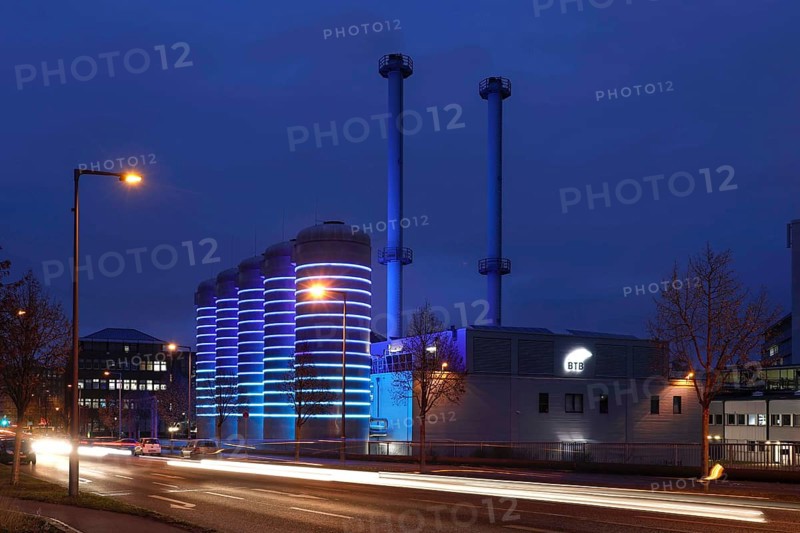 BTB Blockheizkraftwerks-Träger- und Betreibergesellschaft mbH combined heat and power plant. The coloured light strips around the combined heat and power plant show the current level of heated water inside the storage tanks, Berlin, 30.11.2020