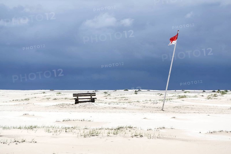 Bank and the flag of Wittdün in Kniepsand, Amrum Island, 27/05/2021