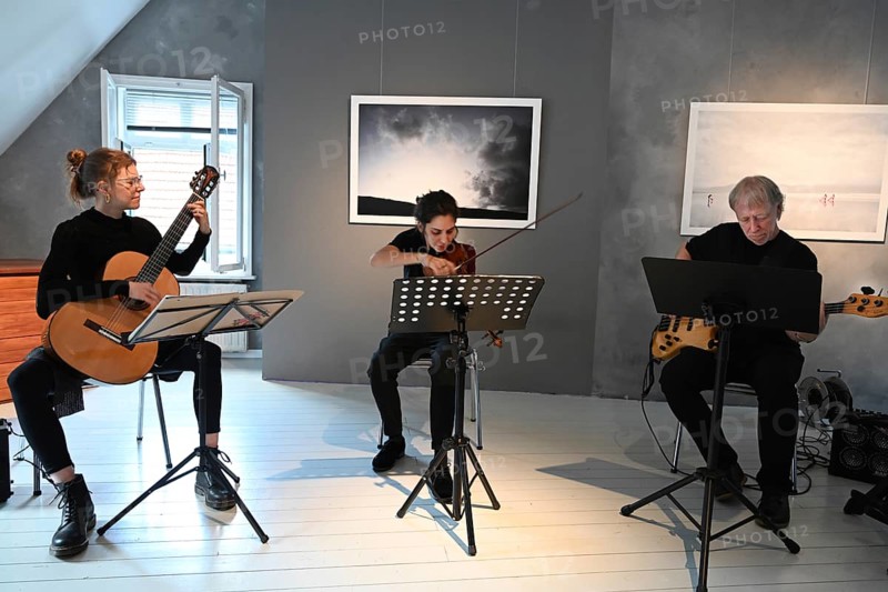 DEU, Germany, Iserlohn: The traditional Draht Saiten Akt in Iserlohn-Barendorf in the historic factory complex had 24 concerts in seven houses this year, not all instruments had strings, the audience was enthusiastic. Me-Lounge-Acoustic Lounge Music f.) r.E-Bass), Eric Richards, Caro Frey (violin), Sandra Wilhelms (guitar), Europe