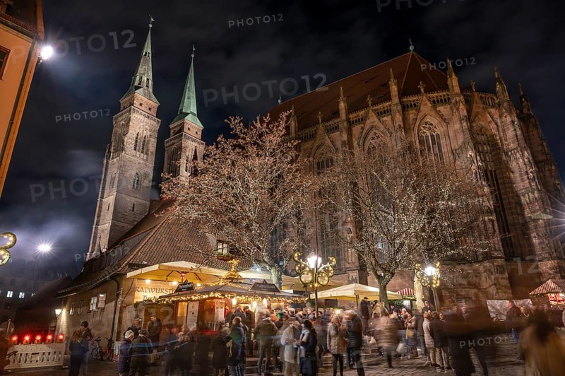 Christmas lighting at the Bratwursthäusle near St. Sebald, St. Sebald Church in the background, Nuremberg, Middle Franconia, Bavaria, Germany, Europe