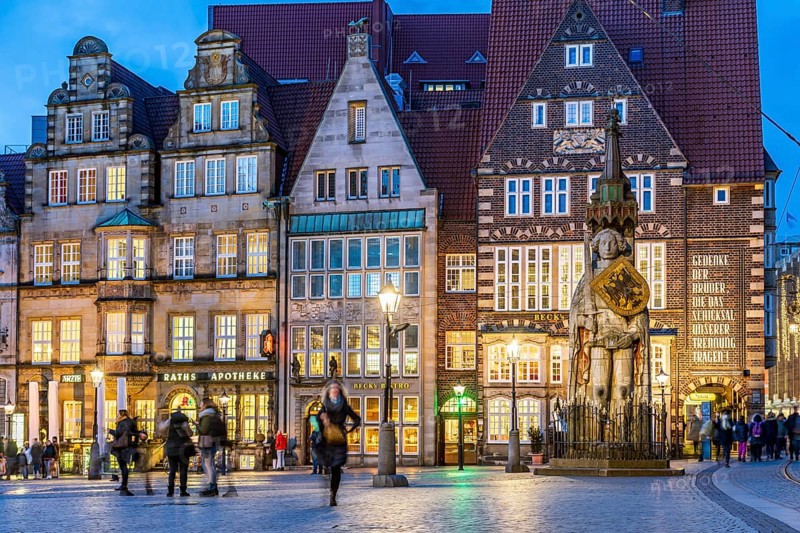 Bremen's Roland statue on the market square at dusk, Free Hanseatic City of Bremen, Germany, Europe