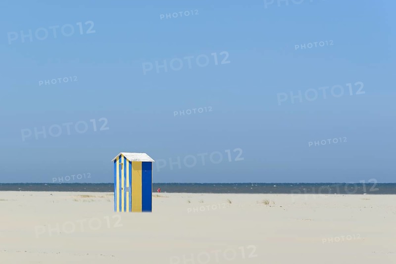 Blue and yellow cottage, beach shower on the extensive sandy beach, blue sky, North Sea, Juist, East Frisian Islands, Lower Saxony, Germany, Europe