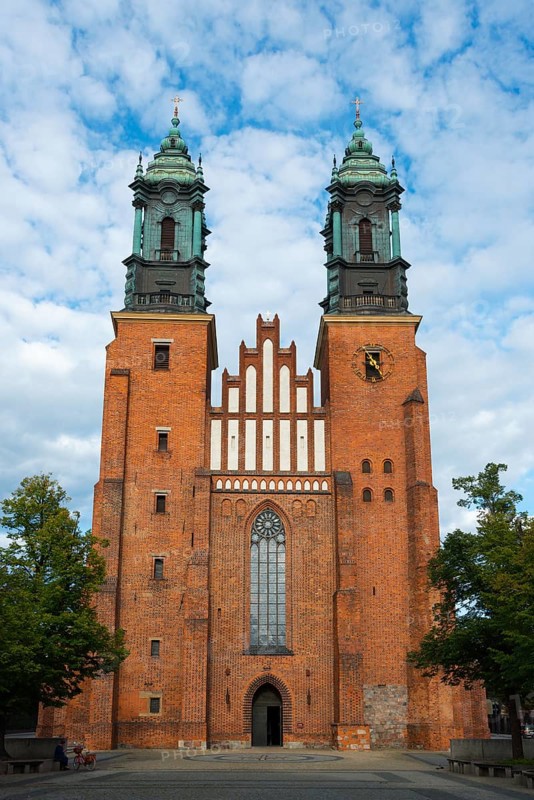 Gothic brick cathedral with imposing towers against a blue sky, Cathedral, Cathedral Basilica of St Peter and St Paul the Apostles, Poznan, Posnan, Poznan, Greater Poland Voivodeship, Poland, Europe
