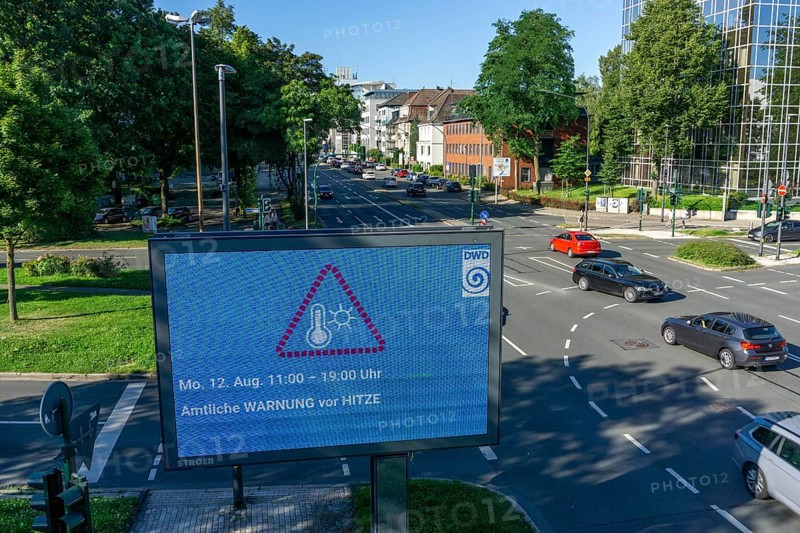 Official warning of heat, from the German Weather Service DWD, on digital billboard, from Ströer, at the crossroads, Martinstraße, Alfredstraße, B224, in Essen, weather information, hot summer day in the city, North Rhine-Westphalia, Germany, Europe