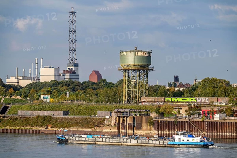 The Rhine Park in Duisburg-Hochfeld, former industrial site, steel industry, 60 ha, large, with 1.4 km riverside promenade, catering, skate park, lots of meadows, forest, playgrounds, city beach, on the Rhine, structural change, Duisburg North Rhine-Westphalia, Germany, Europe