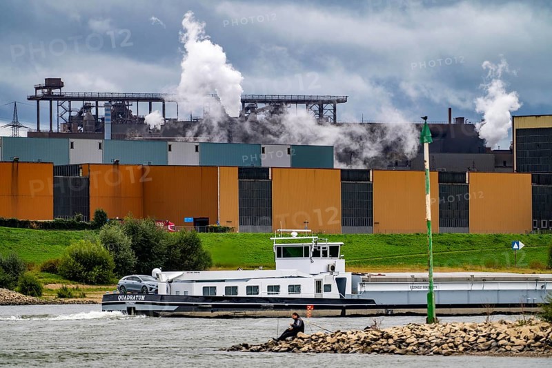 Thyssenkrupp Steel steelworks in Duisburg-Bruckhausen, thyssenkrupp Steel Europe AG, hot strip mill II Rhine, cargo ship, Duisburg, North Rhine-Westphalia, Germany, Europe