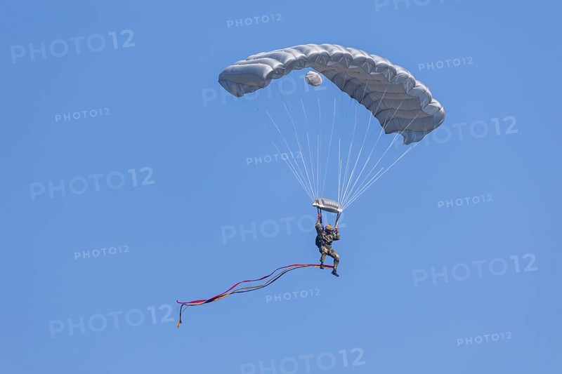 The Oberlausitz military training area opened its Tor tor to thousands of visitors for the Open Day at the Oberlausitz military training area to give them an insight behind the scenes of the Bundeswehr in Saxony. The soldiers present a variety of large and small equipment and impressively demonstrate what they are capable of. High-precision paratrooper jumps, open day at the Oberlausitz military training area, Weißkeißel, Saxony, Germany, Europe