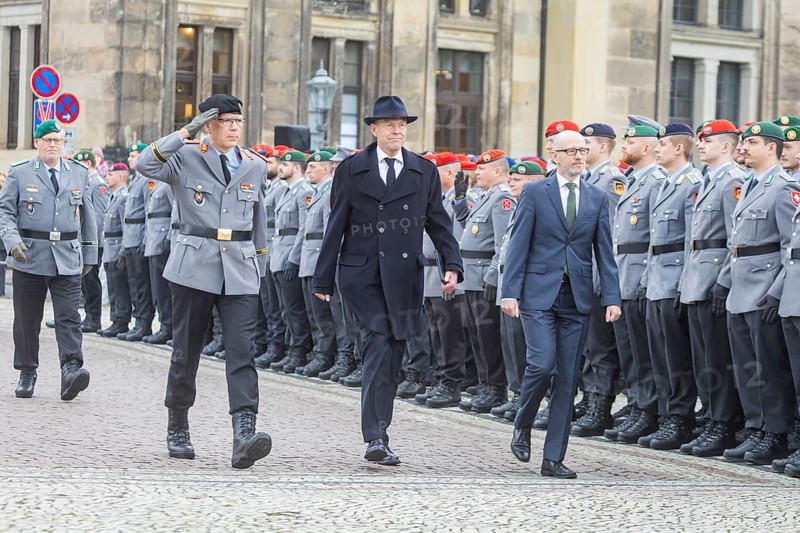 Public roll call of the Army Officers' School on Theatre Square: Bundeswehr honours and bids farewell to young soldiers, Dresden, Saxony, Germany, Europe