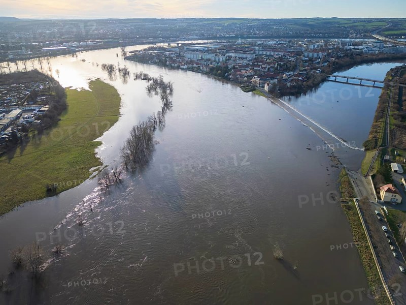 Due to the heavy precipitation in the form of snow and rain, alert level 3 has been declared on the Elbe in Dresden. The highest level is expected to be 6.37 metres on 29.12.2023. The Ostragehege is surrounded by water and the Kaditz flood channel is full, Dresden, Saxony, Germany, Europe