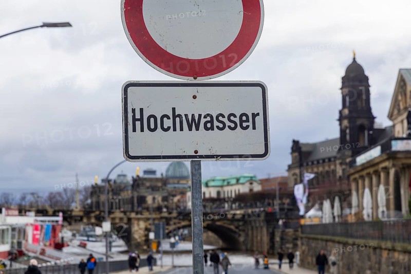 Due to the heavy precipitation in the form of snow and rain, alert level 3 has been declared on the Elbe in Dresden. The maximum level is expected to be 6.37 metres on 29.12.2023. The Terrassenufer was closed due to flooding and the first flood protection barriers were installed. Augustus Bridge, Dresden, Saxony, Germany, Europe